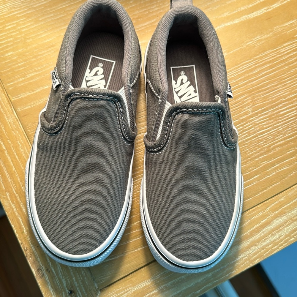 New, with tags, never worn! Perfect condition size 11 kids